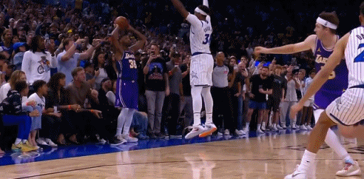 詹姆斯篮下被犯规未吹罚 活塞挑战成功引争议