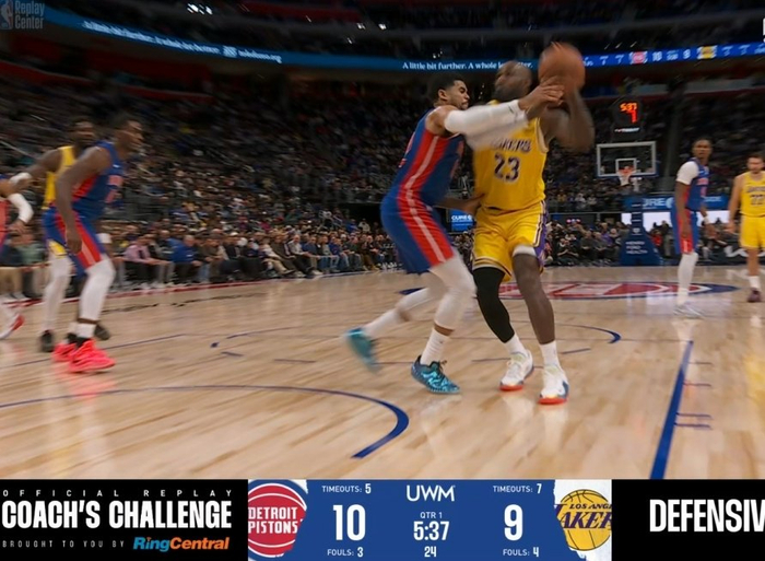 詹姆斯篮下被犯规未吹罚 活塞挑战成功引争议