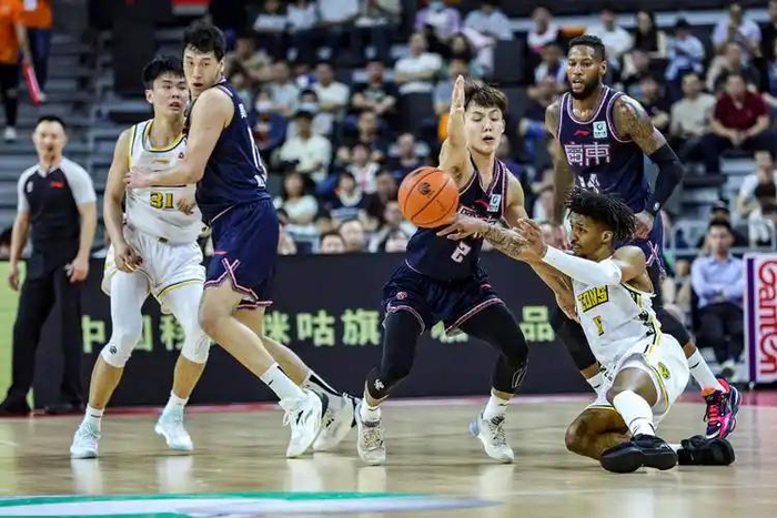 广东宏远季后赛前陷多重危机：外援离队核心伤